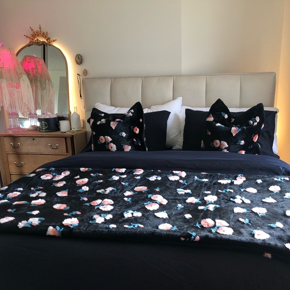 SALE✅ Anthropologie Set (Plush Blanket and Pillow ) - Picture 3 of 4